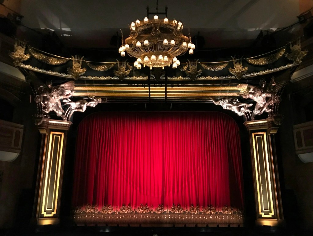DIETRO IL TEATRO GLOBALE